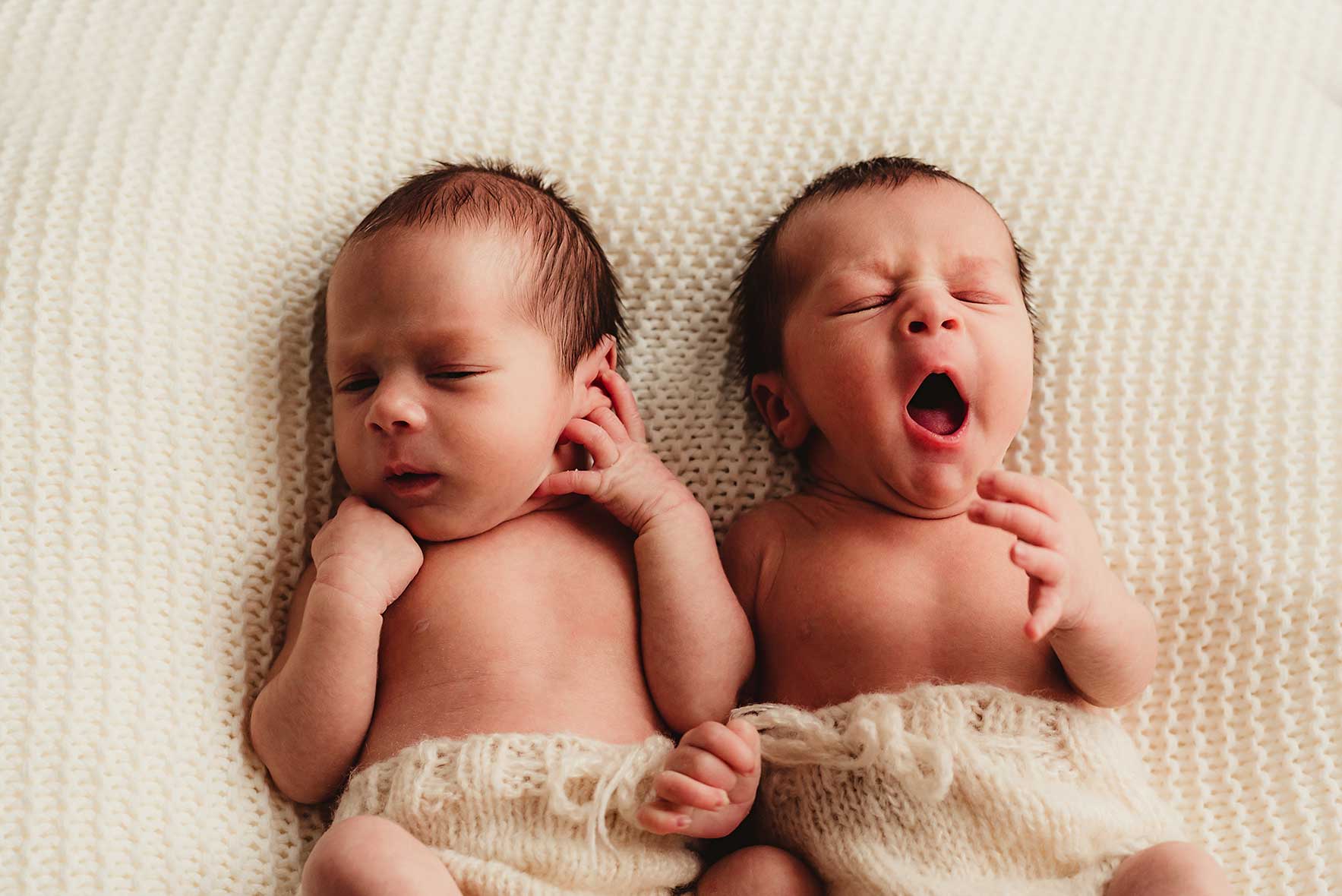 Newborn twins photoshoot, sutdio shooting